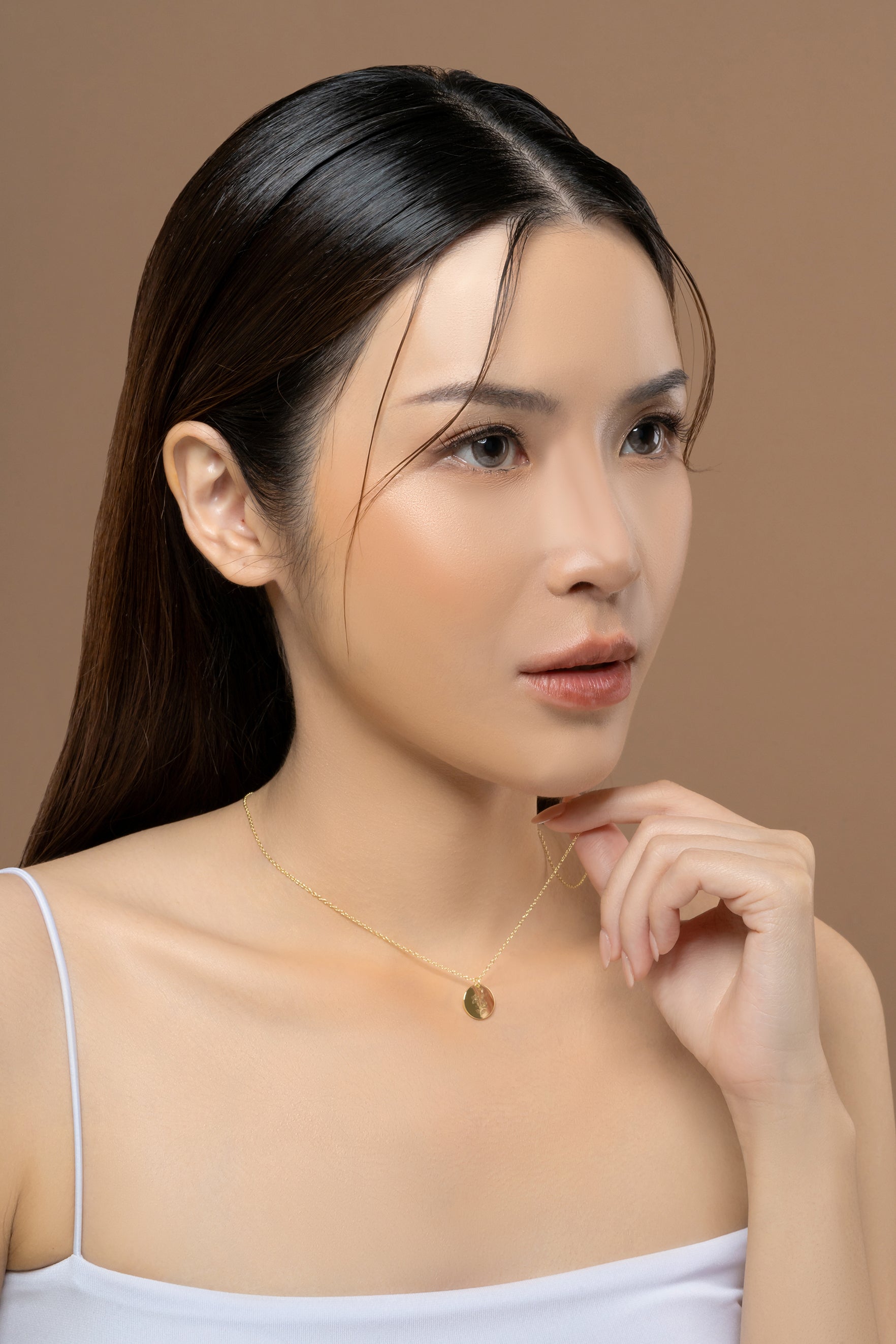 Tender Objects Fleur Disc Necklace - Customizable birthflower pendant with freshwater pearl and gold-plated heart charm, a timeless and personalized accessory for versatile occasions.